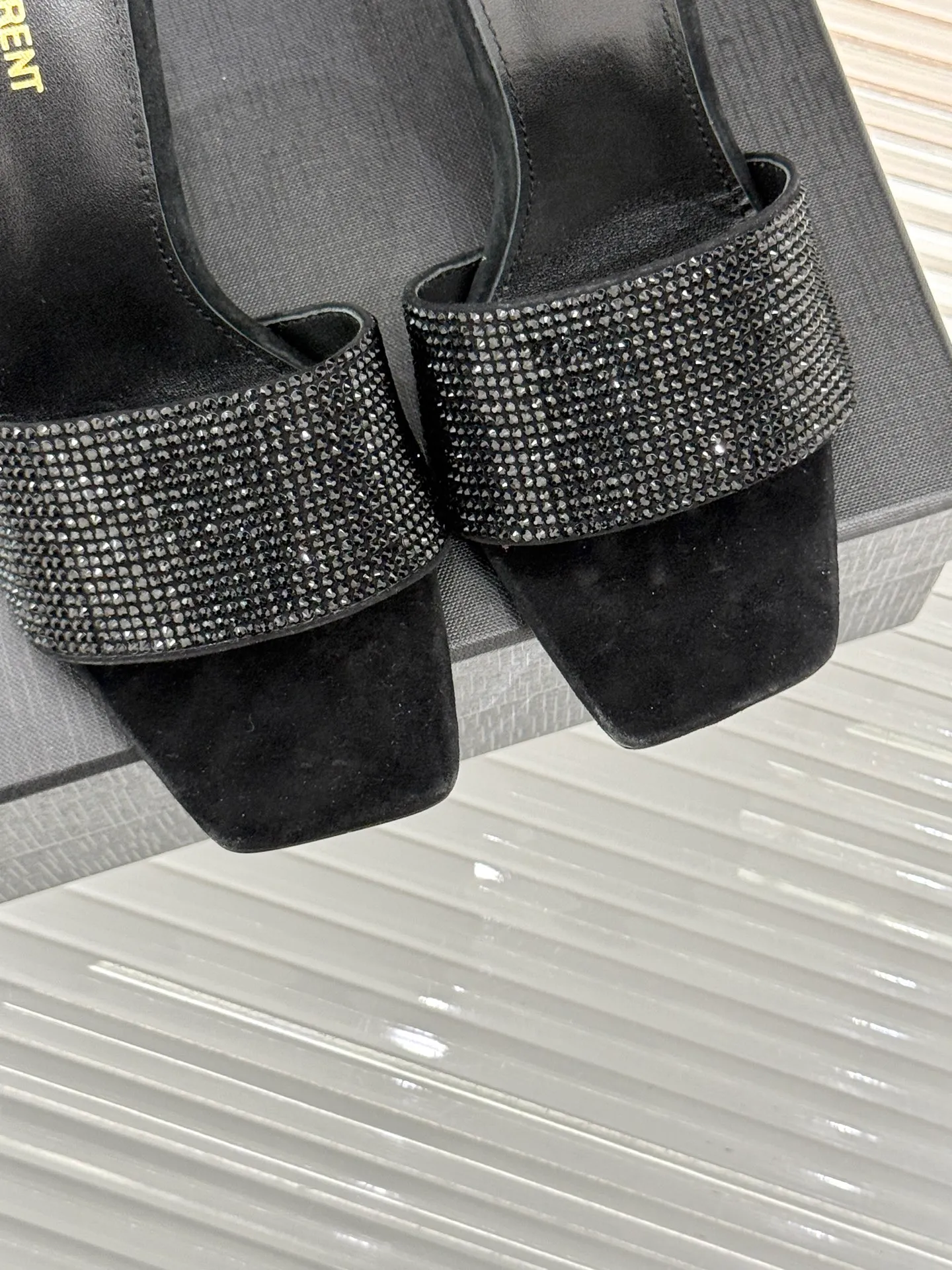 👟👟Ex-factory price 580👟👟Saint Lauren*YSL Saint Laurent classic spring and summer one-line rhinestone high-heeled slippers, rhinestone pearl heel high-heeled sandals, dazzling rhinestones, elegant age reduction, full of fairy princess atmosphere! The upper is made of original customized material, the inner pads are all grained sheepskin, and the outsole is imported genuine leather from Italy! Heel height: 10.5cm Size: 35-39 (34/40/41 customized)